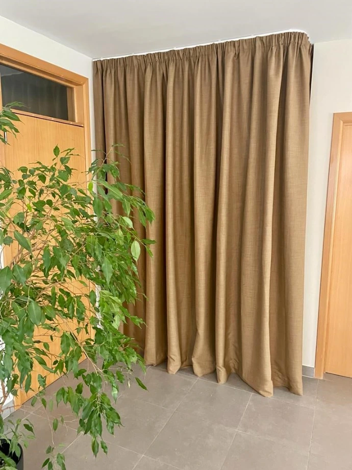 Installation rideaux professionnels intérieur Cristalmed Belgique