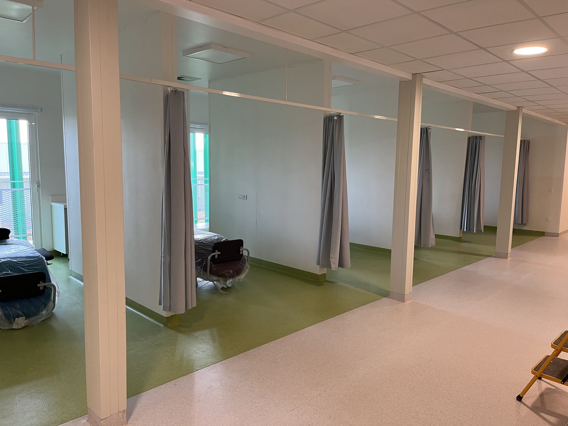 Tentures professionnelles sur mesure hôpital Cristalmed Belgique